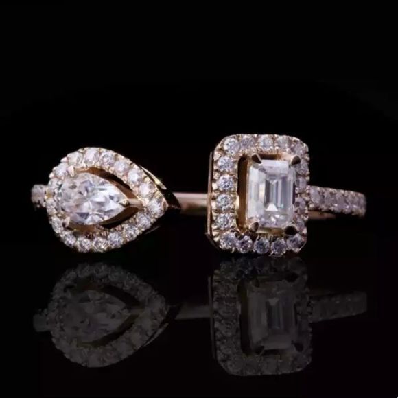 Unique Emerald and pear cut twin diamond engagement ring - Picture 3 of 12